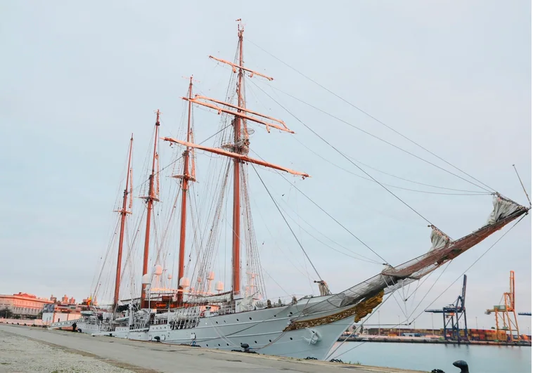 El Juan Sebastián de Elcano ya está en Cádiz