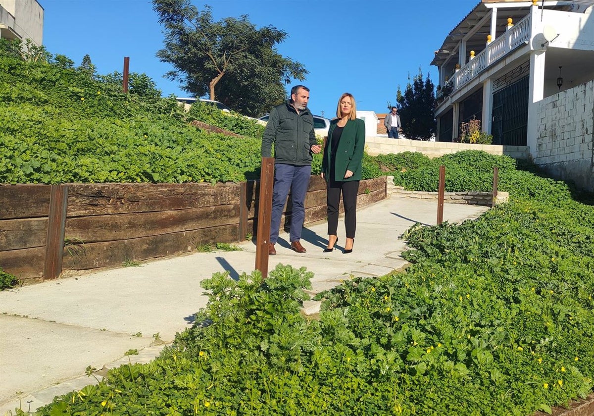 La diputada, con el alcalde durante la visita a las obras en la localidad.