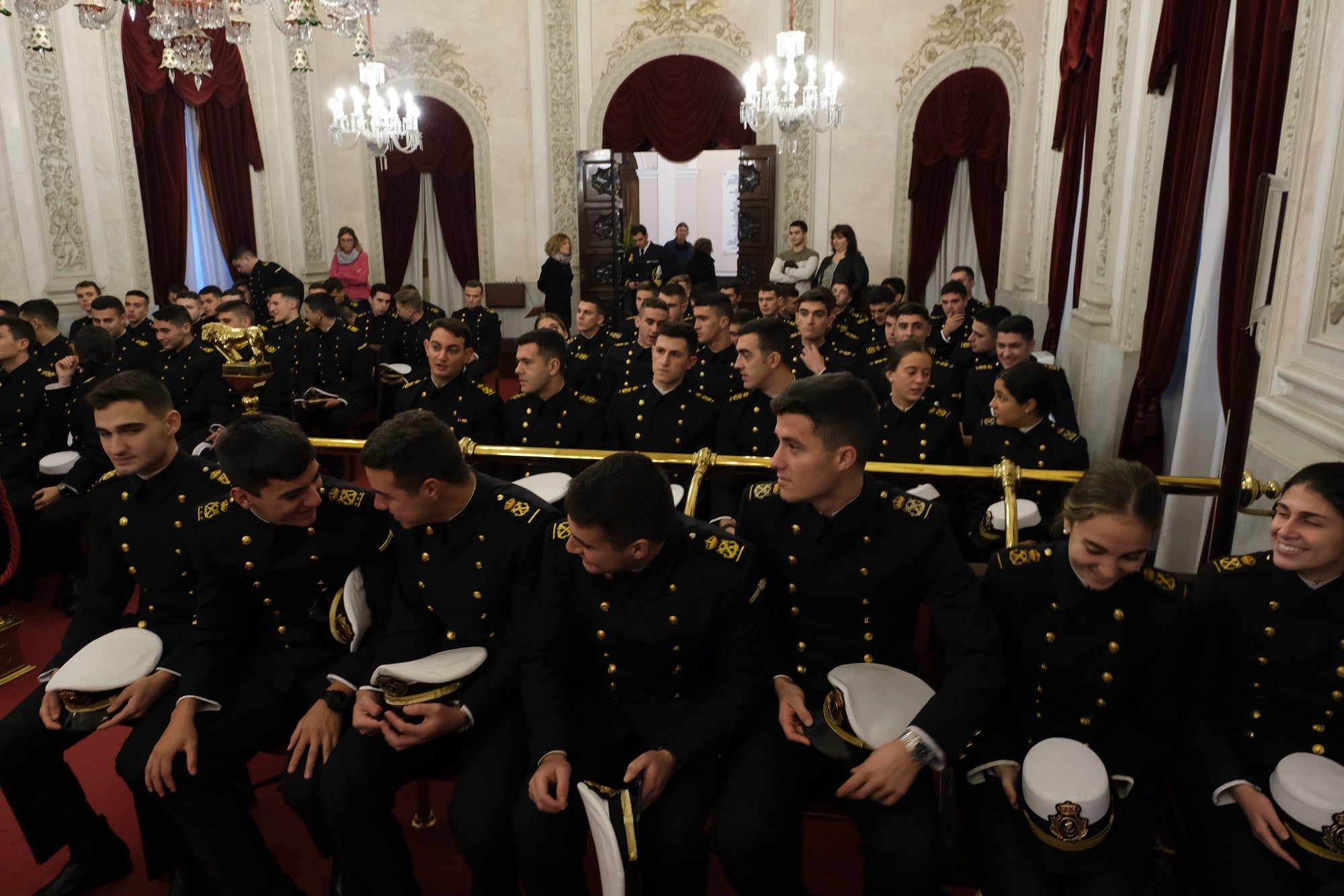 El alcalde de Cádiz recibe a los guardiamarinas del Elcano