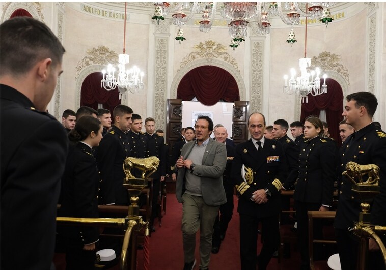 El alcalde de Cádiz recibe a los guardiamarinas del Elcano