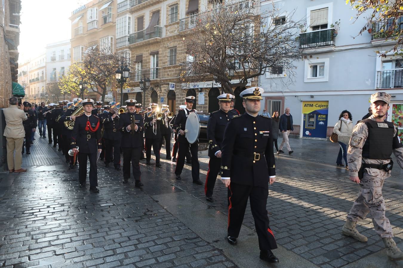 Fotos: La emocionante salida del buque Juan Sebastián de Elcano desde Cádiz