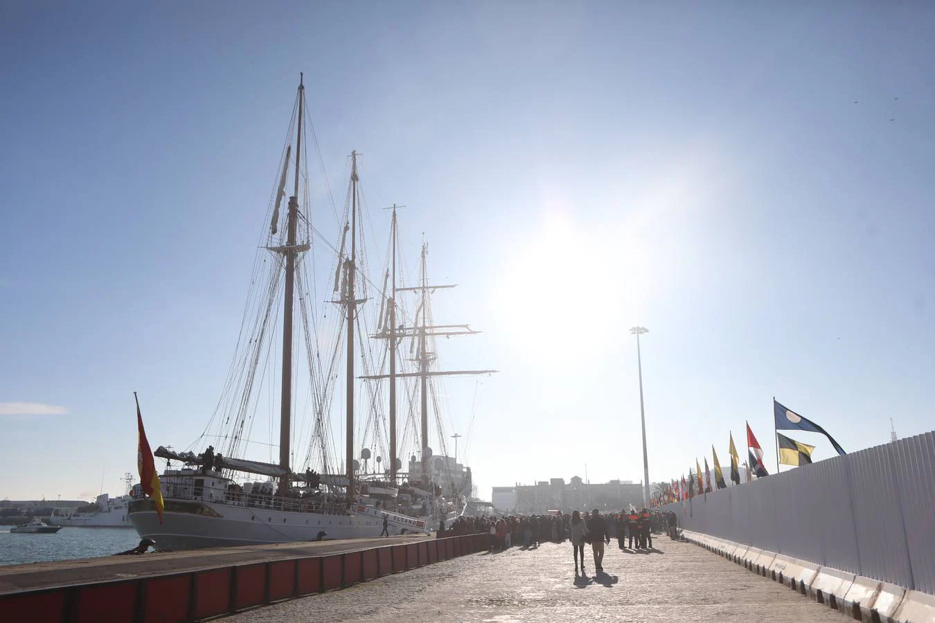 Fotos: La emocionante salida del buque Juan Sebastián de Elcano desde Cádiz