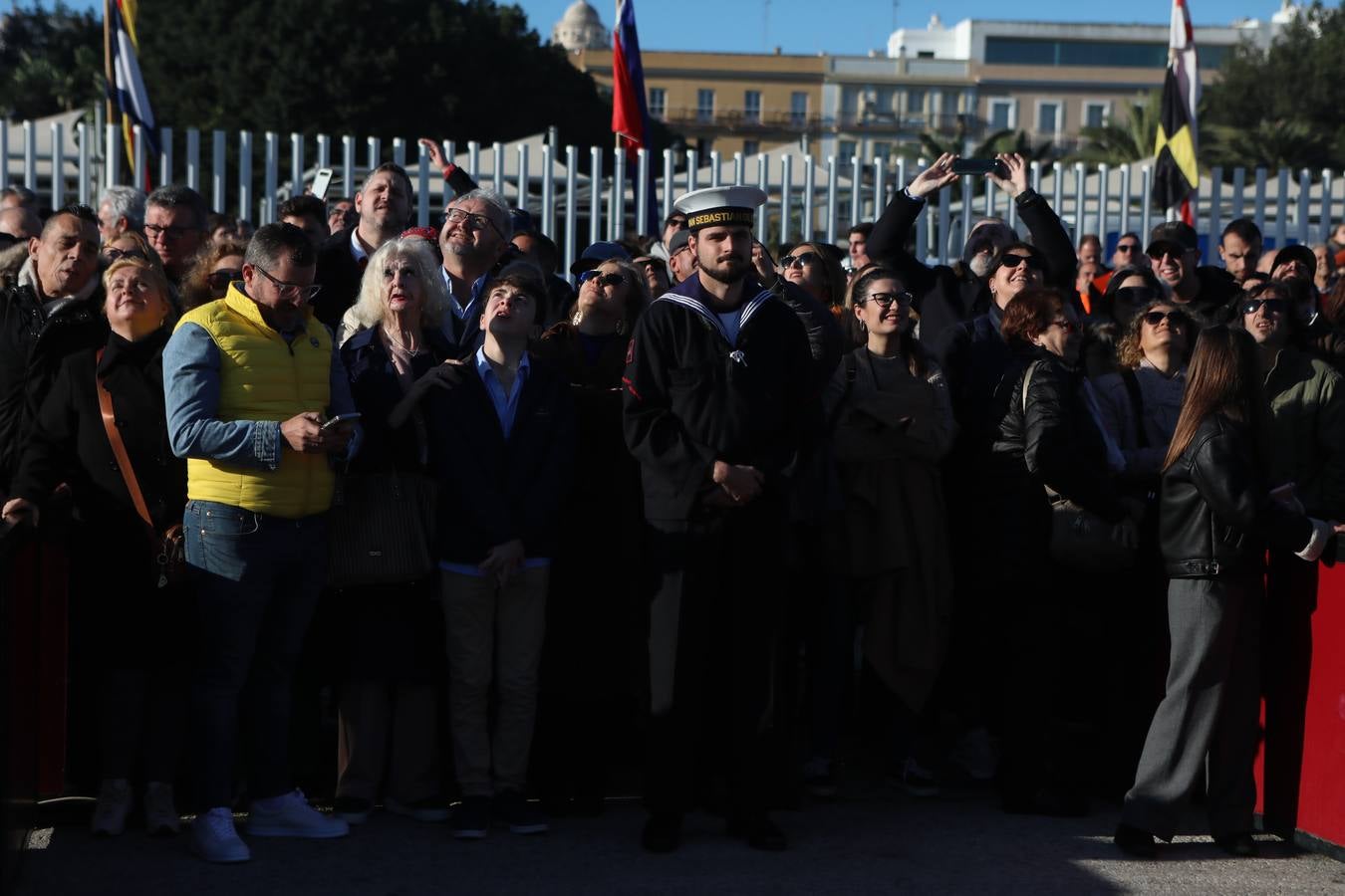 Fotos: La emocionante salida del buque Juan Sebastián de Elcano desde Cádiz