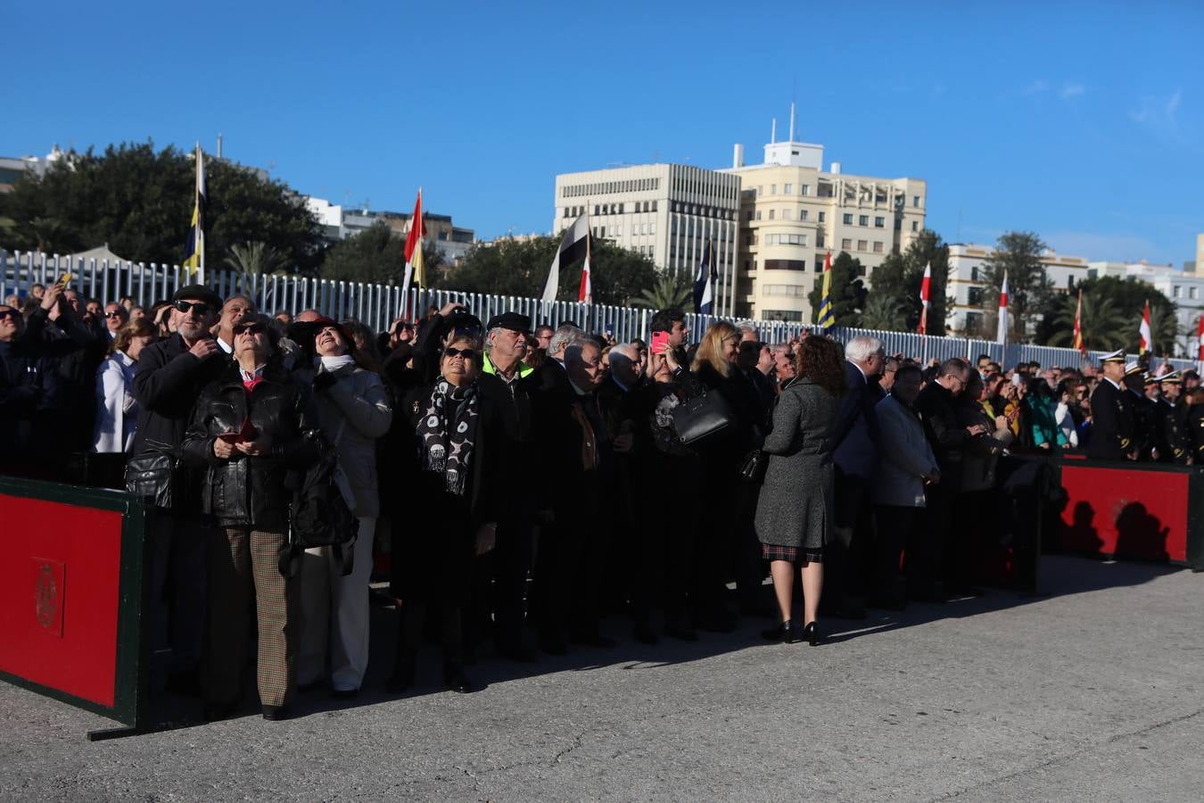 Fotos: La emocionante salida del buque Juan Sebastián de Elcano desde Cádiz