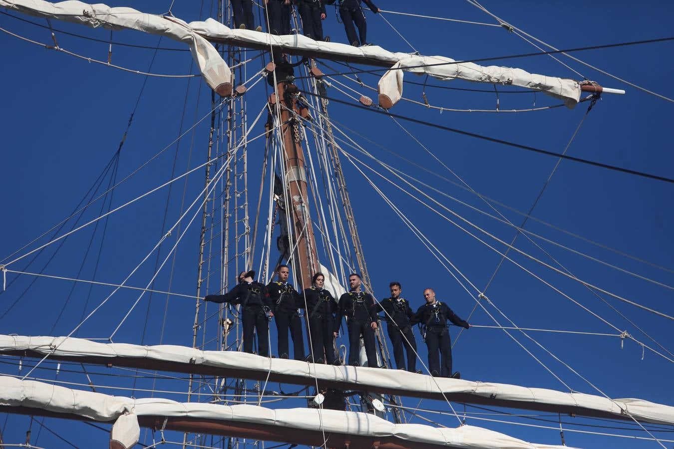 Fotos: La emocionante salida del buque Juan Sebastián de Elcano desde Cádiz