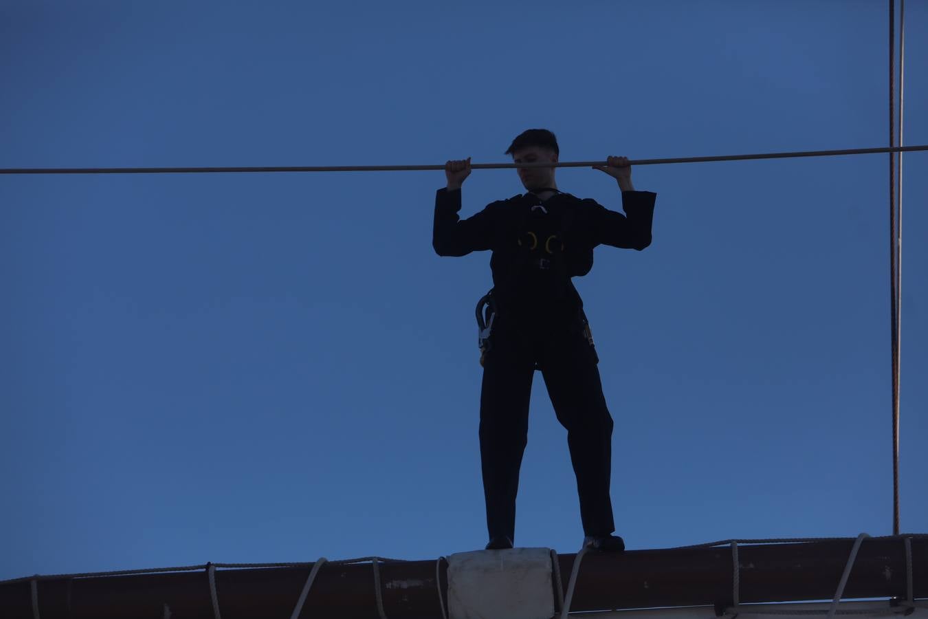 Fotos: La emocionante salida del buque Juan Sebastián de Elcano desde Cádiz