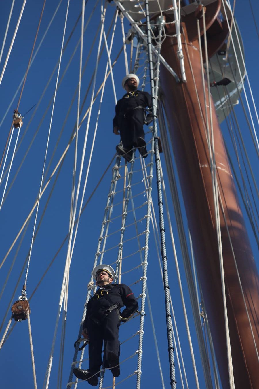 Fotos: La emocionante salida del buque Juan Sebastián de Elcano desde Cádiz