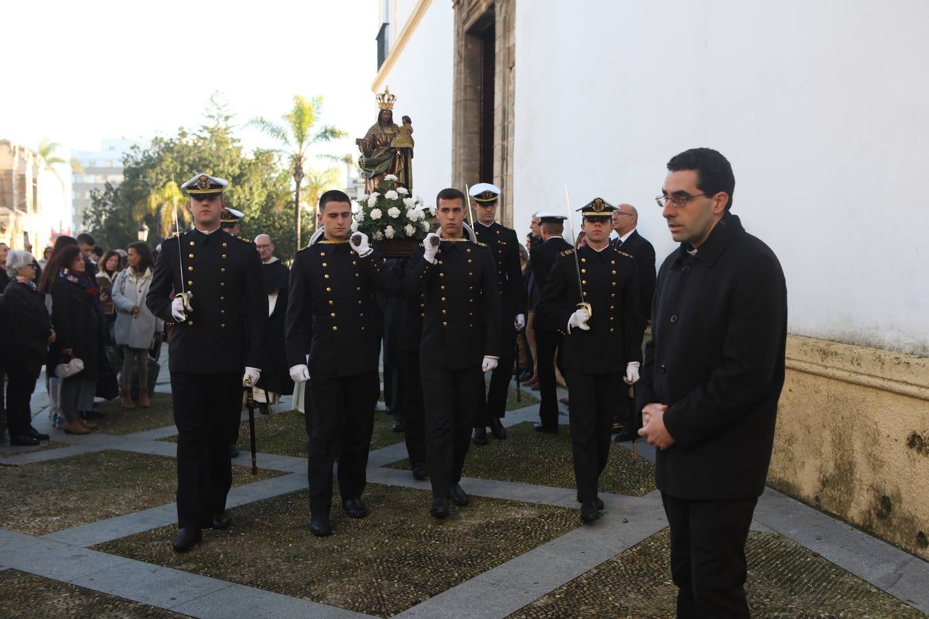 Fotos: La emocionante salida del buque Juan Sebastián de Elcano desde Cádiz