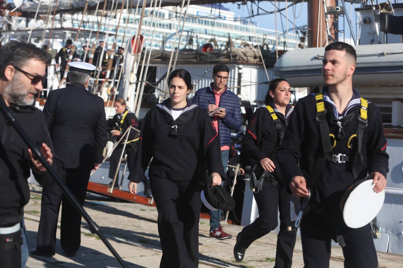 Fotos: La emocionante salida del buque Juan Sebastián de Elcano desde Cádiz