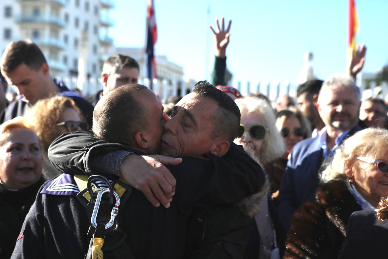 Fotos: La emocionante salida del buque Juan Sebastián de Elcano desde Cádiz