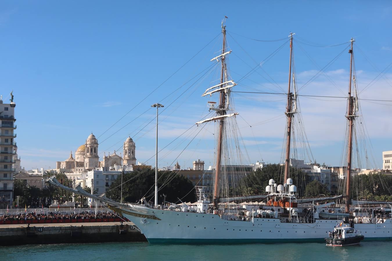 Fotos: La emocionante salida del buque Juan Sebastián de Elcano desde Cádiz