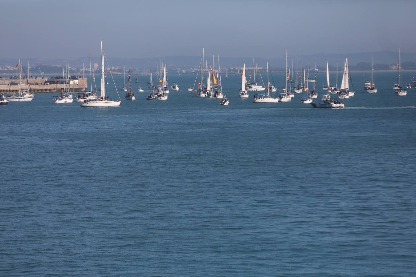 Fotos: La emocionante salida del buque Juan Sebastián de Elcano desde Cádiz