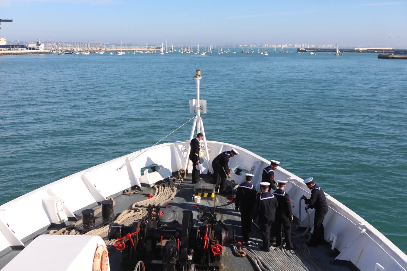 Fotos: La emocionante salida del buque Juan Sebastián de Elcano desde Cádiz