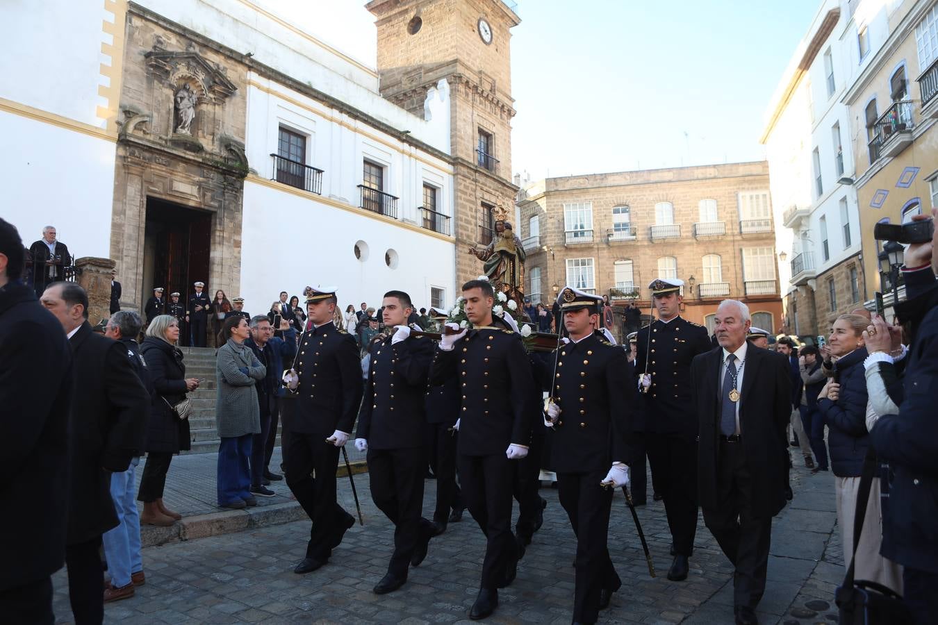 Fotos: La emocionante salida del buque Juan Sebastián de Elcano desde Cádiz