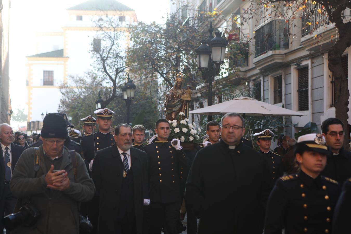 Fotos: La emocionante salida del buque Juan Sebastián de Elcano desde Cádiz