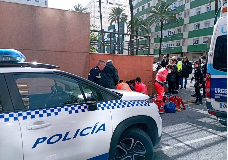 Dos policías locales de Cádiz salvan la vida a un hombre tras caer al suelo y darse un golpe en la cabeza