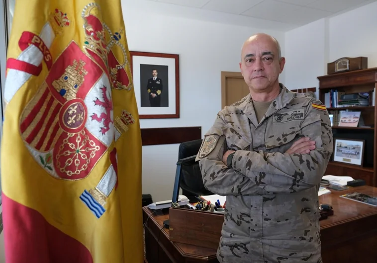 El comandante general de la Infantería de Marina, general de división Rafael Roldán Tudela, en su despacho durante la entrevista.