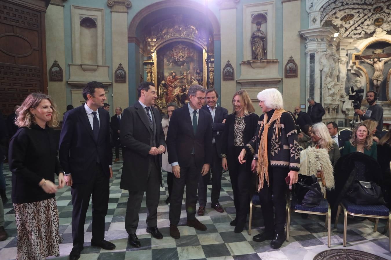 Fotos: Feijóo pasea por las calles de Cádiz junto a Bruno García, candidato del PP por Cádiz