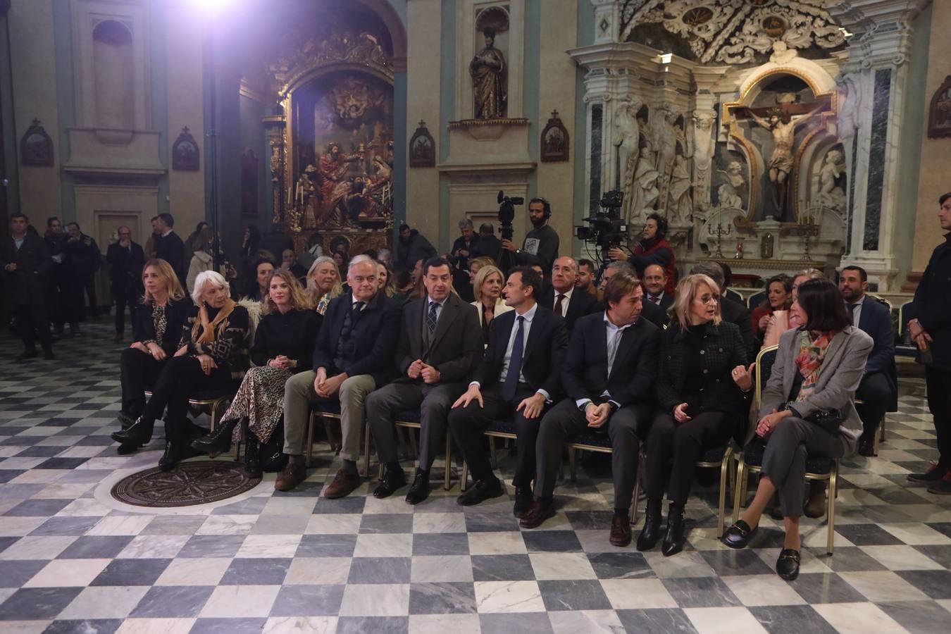 Fotos: Feijóo pasea por las calles de Cádiz junto a Bruno García, candidato del PP por Cádiz