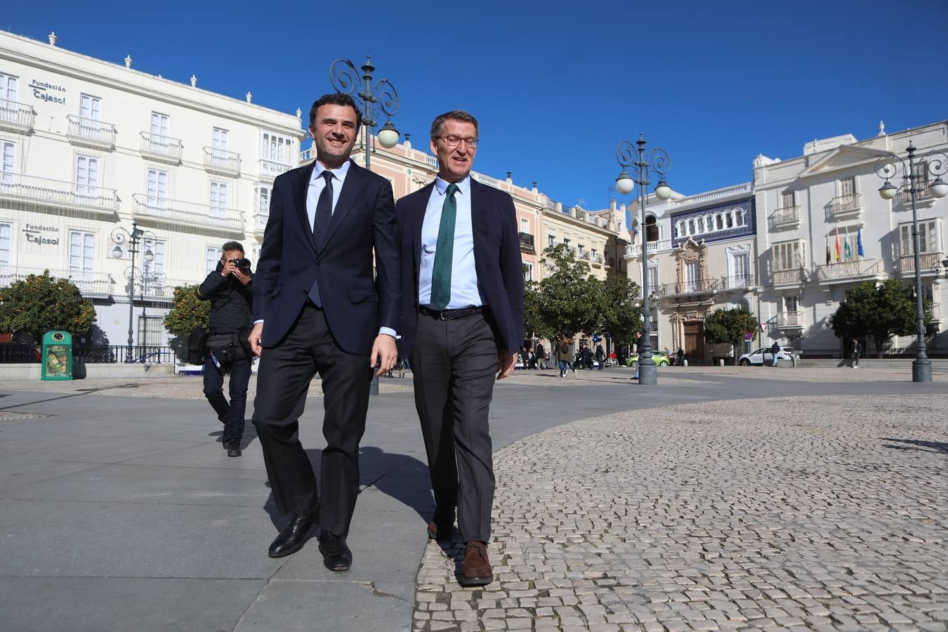 Fotos: Feijóo pasea por las calles de Cádiz junto a Bruno García, candidato del PP por Cádiz