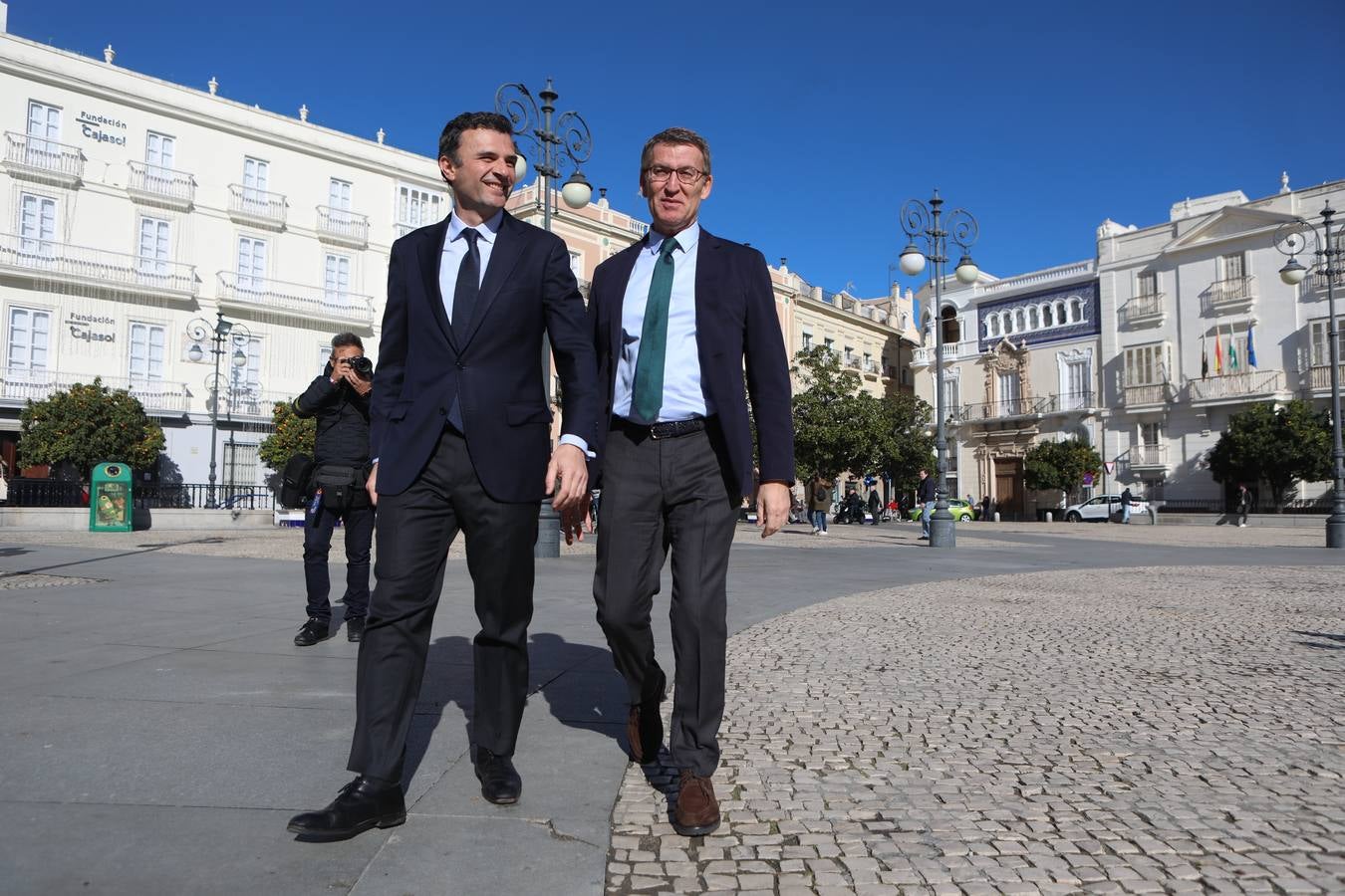 Fotos: Feijóo pasea por las calles de Cádiz junto a Bruno García, candidato del PP por Cádiz