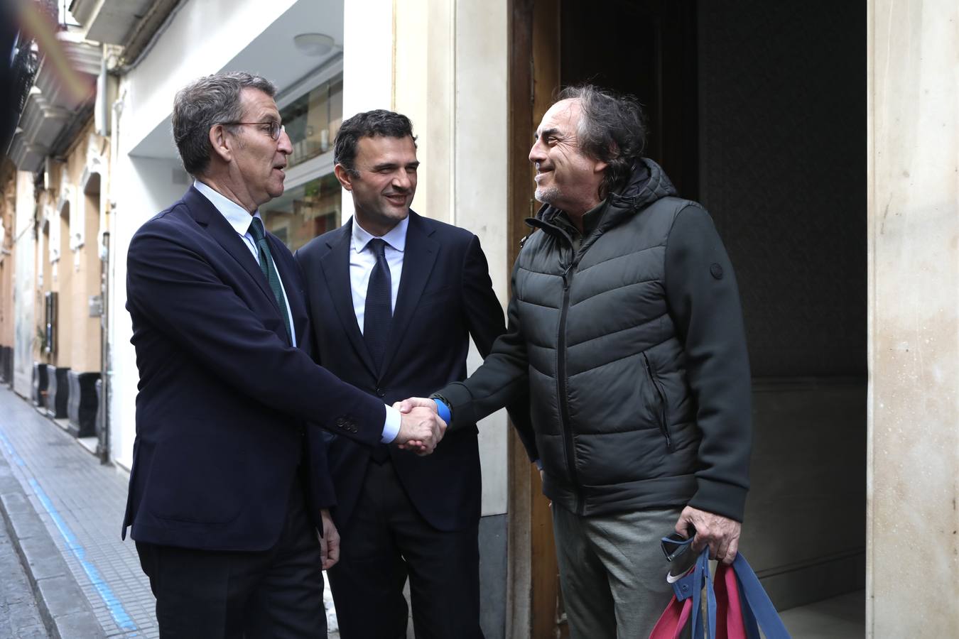 Fotos: Feijóo pasea por las calles de Cádiz junto a Bruno García, candidato del PP por Cádiz