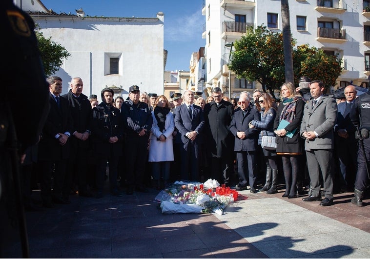 Centenares de personas se concentran en Algeciras tras el crimen del sacristán en el ataque a dos iglesias