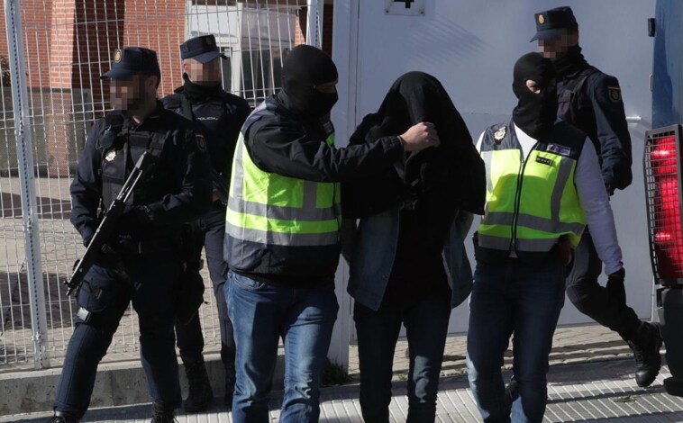 Imagen principal - Detenciones en Vitoria y Francia de El Khazzani por intentar una masacre en un tren. De Anis M., vecino de Algeciras. E imagen de Yassine Kanjaa, el último arrestado por el crimen de esta semana en Algeciras.