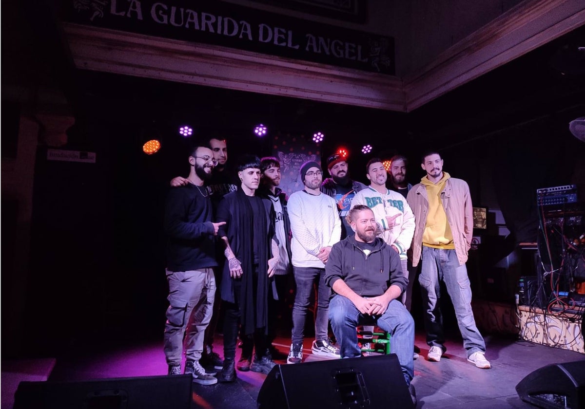 El responsable de Carretera y Manta Producciones, Jorge Curtido, posa junto a las bandas jerezanas Ankalawela y Kardinal Punch.