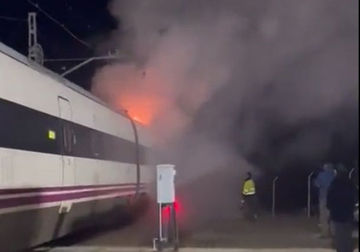 Imagen del incendio del tren Barcelona-Cádiz