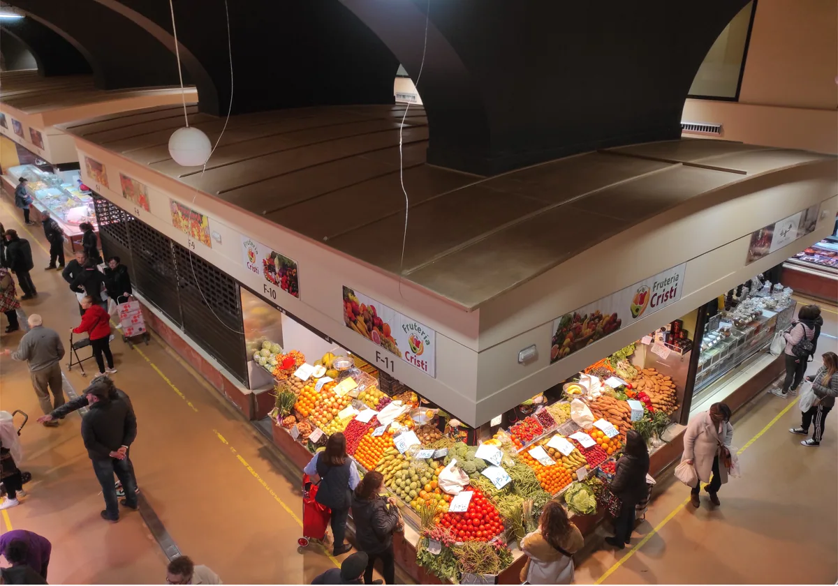 Un puesto de frutas y verduras del mercado de Chiclana visto desde la primera planta