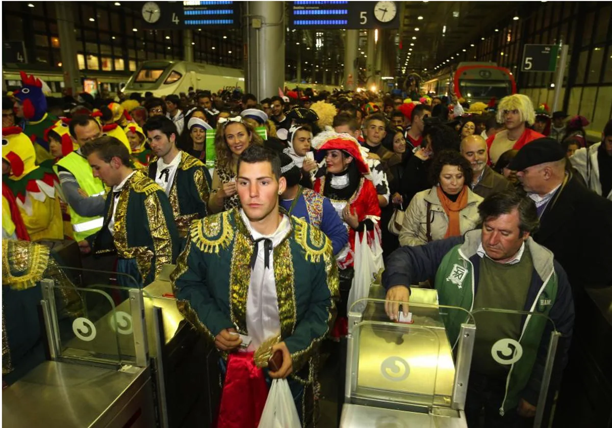 Decenas de personas a su llegada a Cádiz en tren antes de la pandemia.