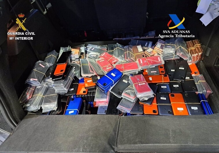 Interceptan en Tarifa más de 1.300 teléfonos móviles ocultos en un vehículo con destino a Tánger