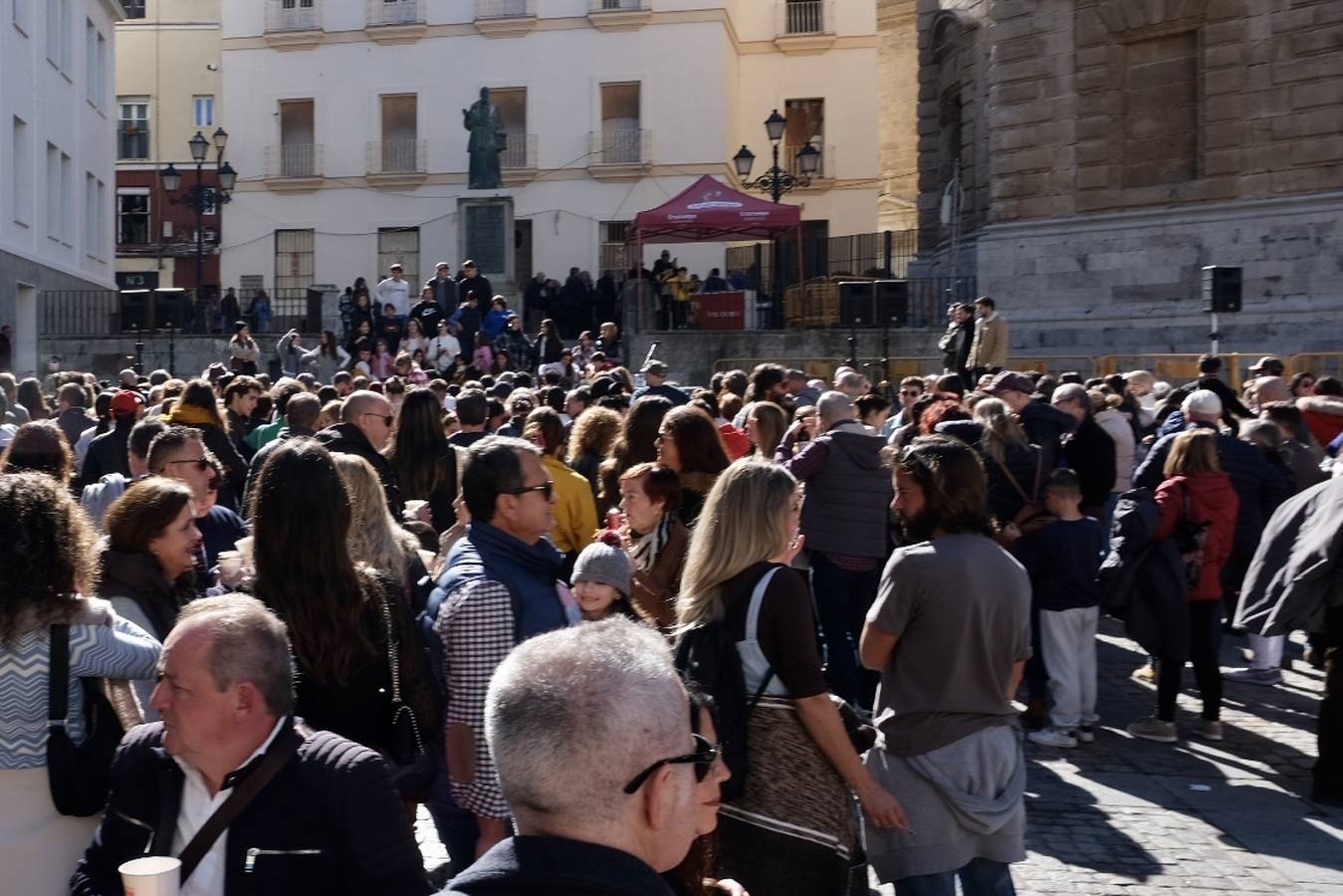 Fotos: Largas colas en la Catedral en la Gran Empanada Popular