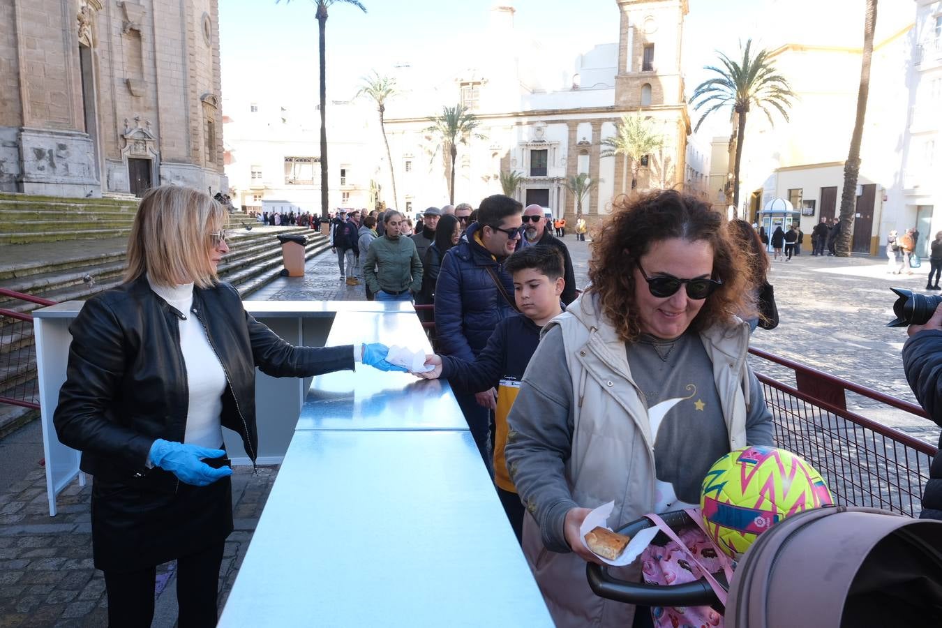 Fotos: Largas colas en la Catedral en la Gran Empanada Popular