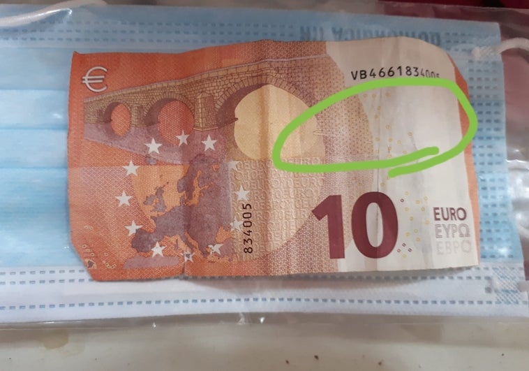 Recupera el billete de 10 euros que le dio su madre antes de fallecer tras robarle la cartera mientras trabajaba