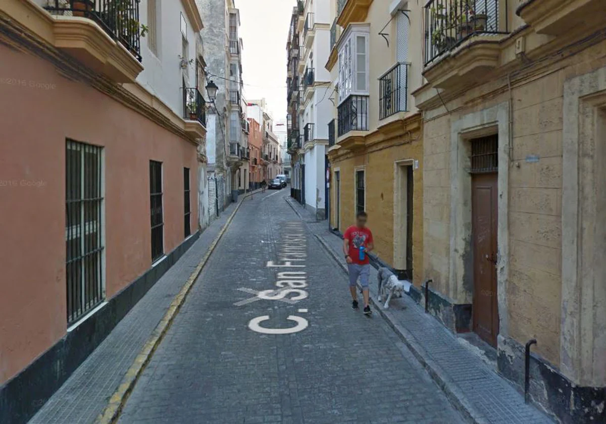 Desprendido un balcón en el centro de Cádiz con un joven que cae desde un segundo piso