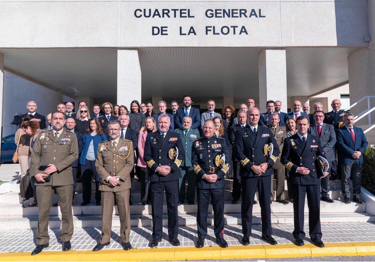 Foto de grupo en la puerta del Cuartel General de la Flota.