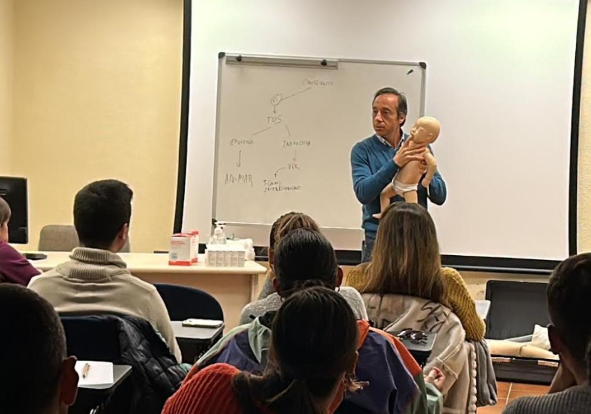 La Escuela de Padres del Colegio de Médicos ha celebrado un taller para enseñar a prevenir atragantamientos en niños