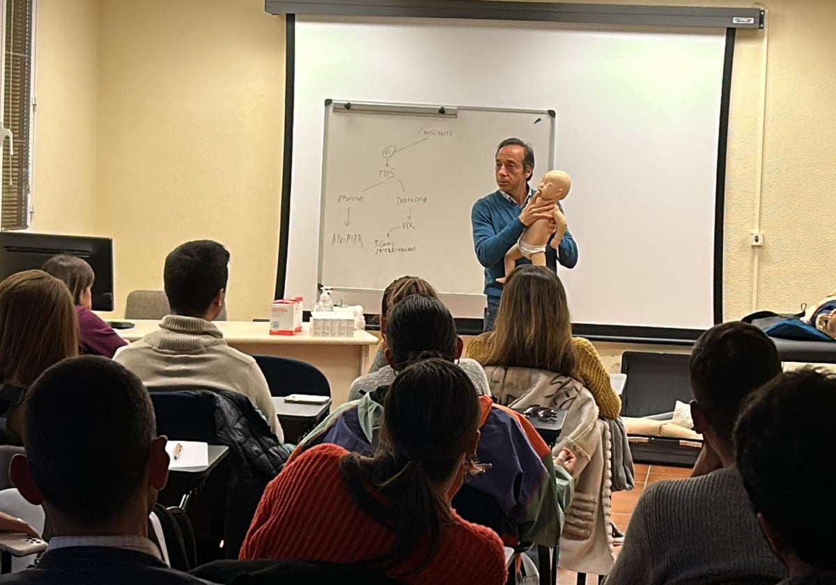 La Escuela de Padres del Colegio de Médicos ha celebrado un taller para enseñar a prevenir atragantamientos en niños