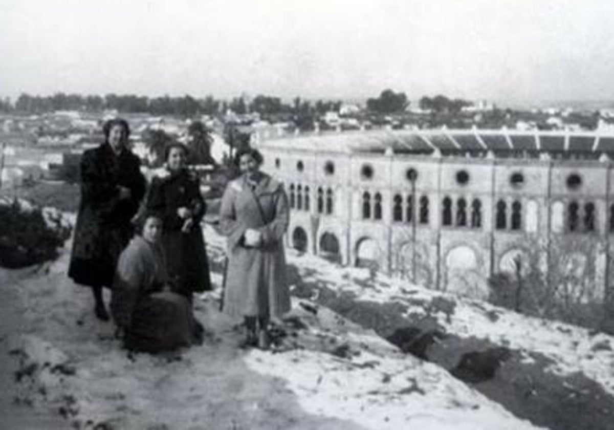 Varias mujeres posan durante la nevada que copó Sanlúcar en 1954.