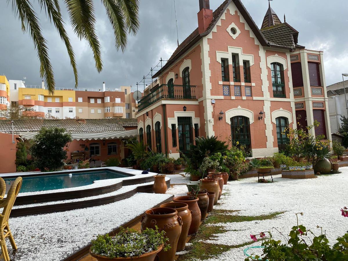 Fotos: la impresionante granizada en Sanlúcar deja sus calles teñidas de blanco