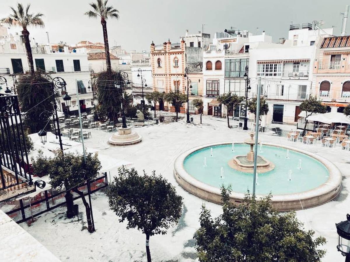 Fotos: la impresionante granizada en Sanlúcar deja sus calles teñidas de blanco