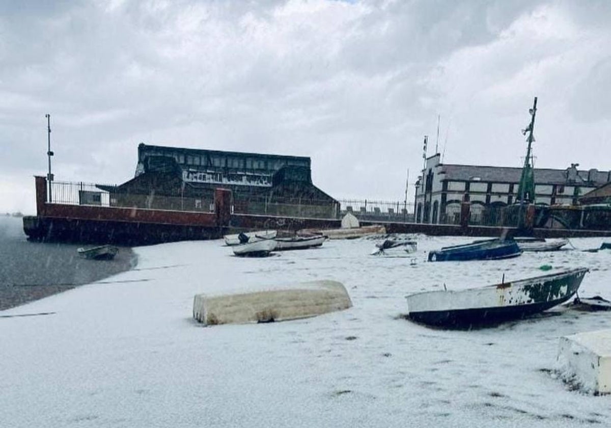 Fotos: la impresionante granizada en Sanlúcar deja sus calles teñidas de blanco