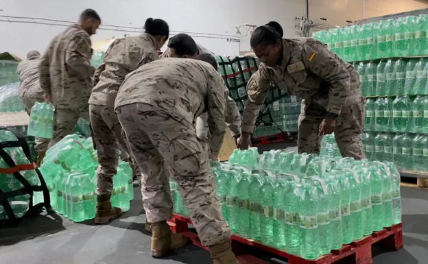 Los militares preparando botellas de agua para distribuir en la zona del terremoto.