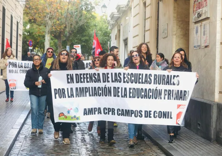 El colegio rural 'Campos de Conil' pide su ampliación con una original protesta con productos de la huerta