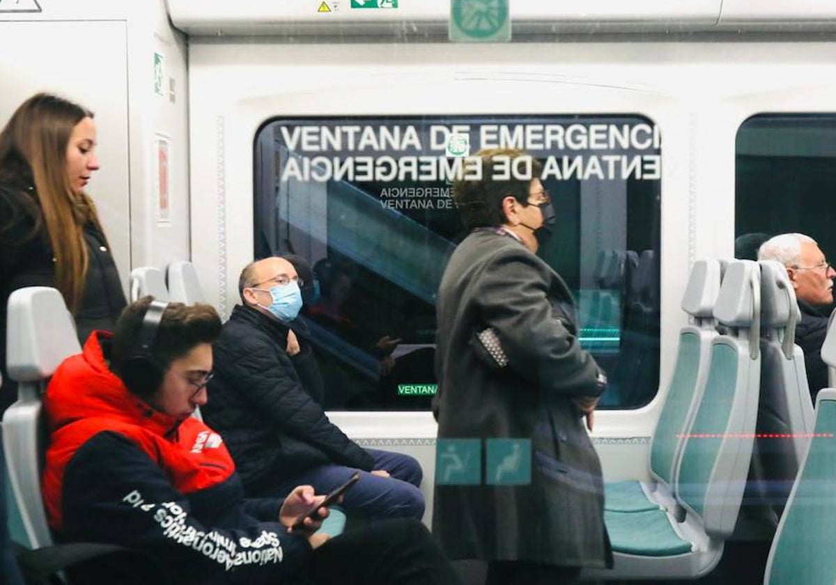 Fotos: fin de la mascarilla en el transporte público de Cádiz