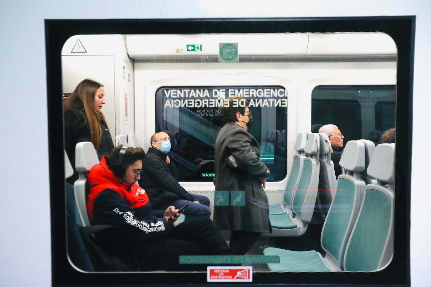 Fotos: fin de la mascarilla en el transporte público de Cádiz