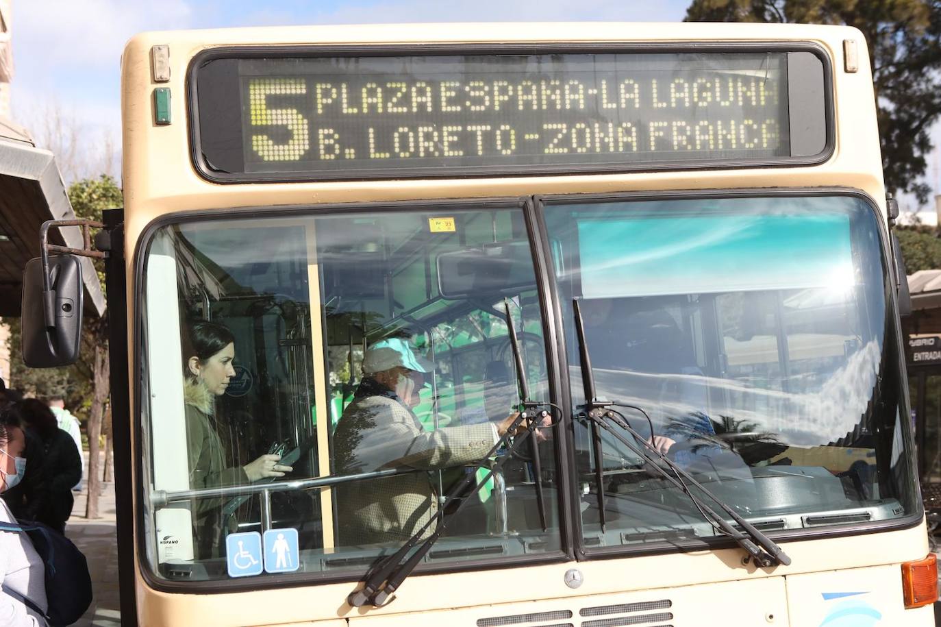 Fotos: fin de la mascarilla en el transporte público de Cádiz