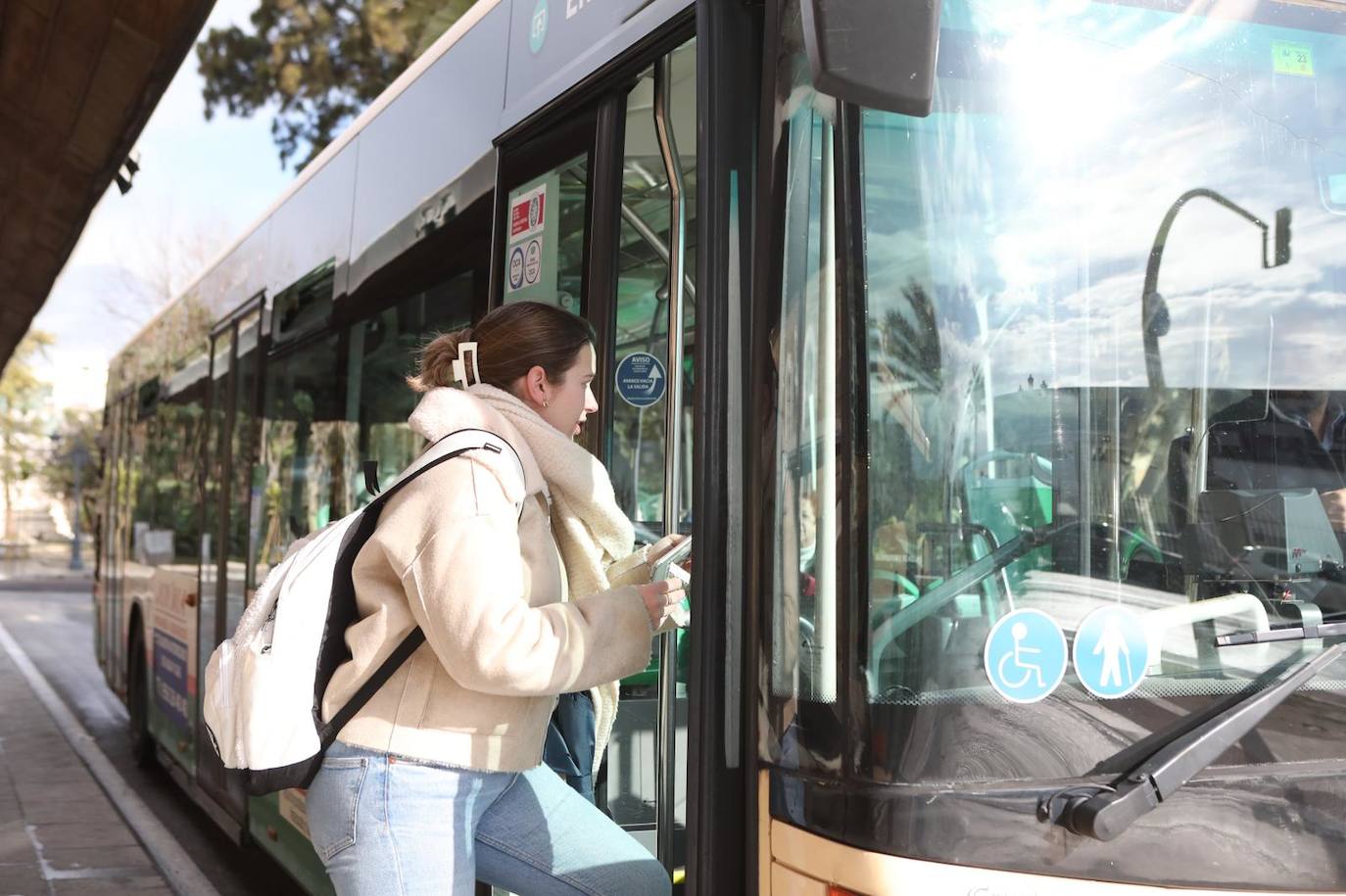 Fotos: fin de la mascarilla en el transporte público de Cádiz